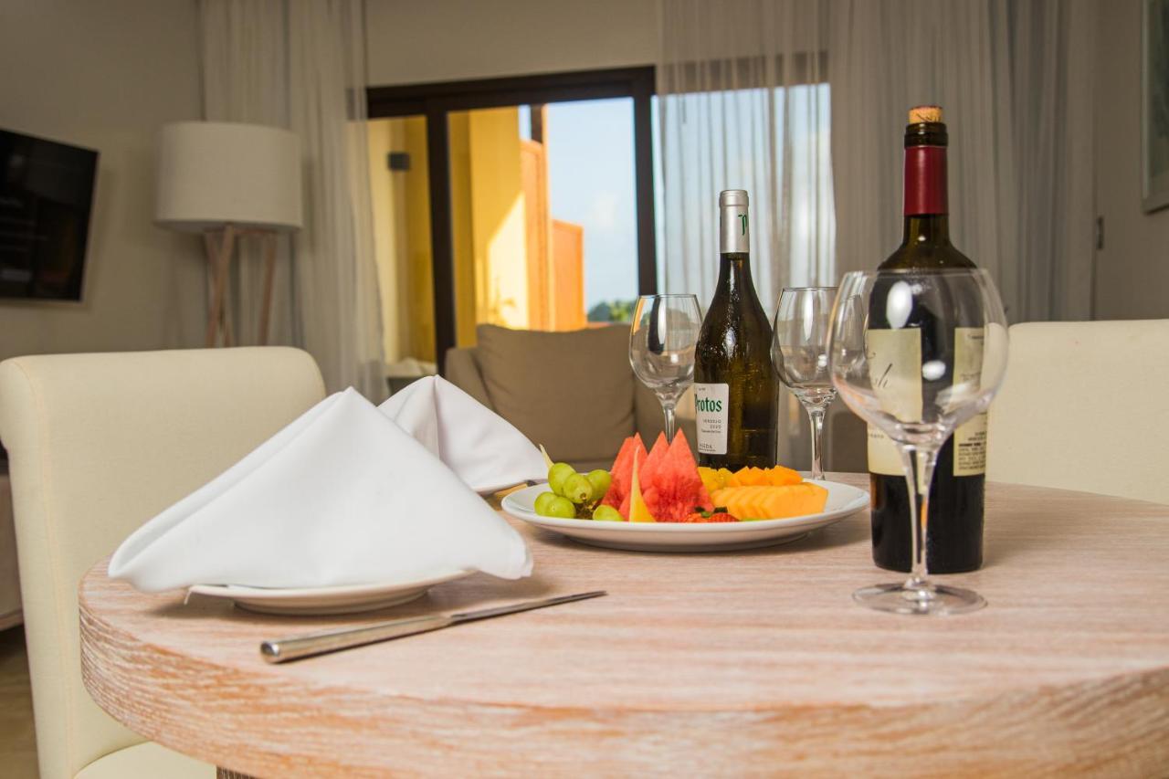 Hacienda Samana Bay Hotel المظهر الخارجي الصورة A table set for wine tasting